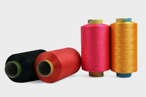 Polyestergarn er et populært valg for tekstilindustrien på grund af deres iboende kvaliteter af styrke og holdbarhed