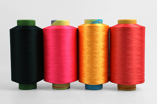 Polyesterfilamentgarn er en af ​​de mest populære typer garn, der bruges i tekstilindustrien