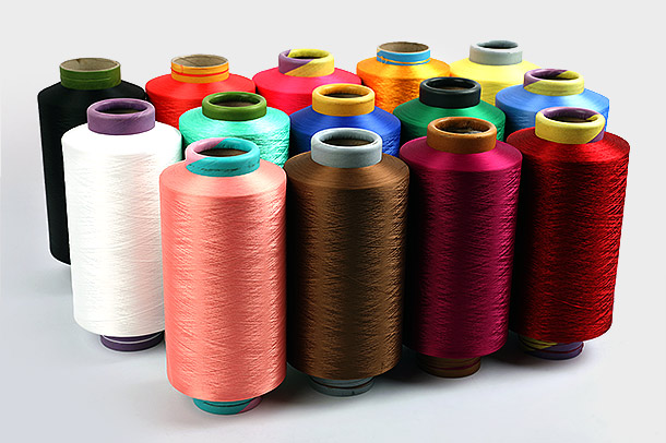 Polyestergarn refererer til garnet spundet af polyester som råmateriale