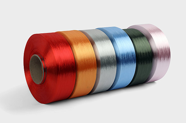 Polyester Dope-farvet garn er en type tekstilfiber, der er fremstillet ved kemisk polymerisation af ethylen og et farvestof