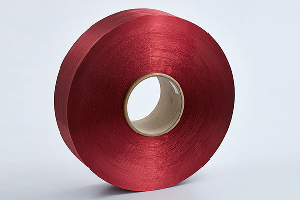 Polyestergarn er en populær fiber, der bruges til at lave en lang række produkter